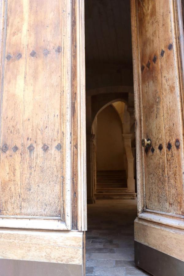 Uzes, Au Coeur Du Centre Medieval La Boussole D'Uzes, Appartement De Caractere Du XVII -Eme Siecle Экстерьер фото